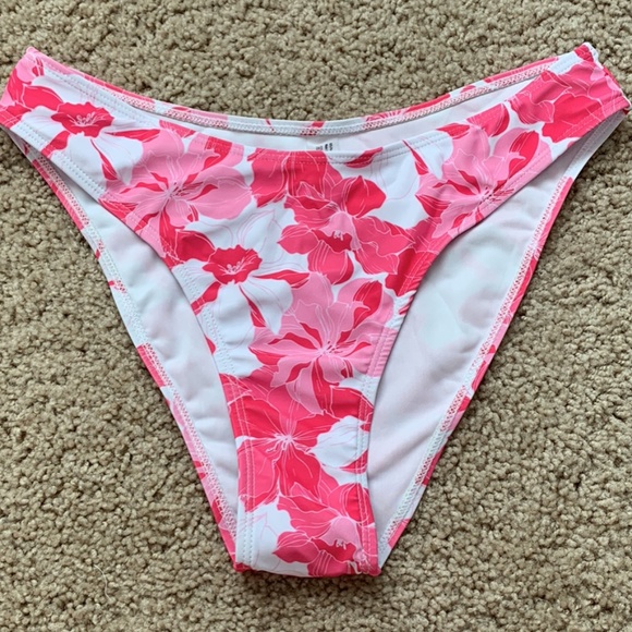 Bathing suits - Picture 7 of 8